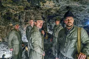 Die Bergarbeiter Sepp Rottenbacher (Fritz Karl, vo. re.) und Johann D&ouml;rfler (Gerhard Liebmann, vo. li.) mit ihren Kumpels im Bergwerk