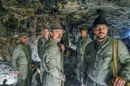 Die Bergarbeiter Sepp Rottenbacher (Fritz Karl, vo. re.) und Johann D&ouml;rfler (Gerhard Liebmann, vo. li.) mit ihren Kumpels im Bergwerk