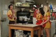 F&uuml;r Caroline (Beth Behrs, r.) ist es ein Schock, als sie vom Tod ihrer ehemaligen Nanny erf&auml;hrt. Max (Kat Dennings, 2.v.r.) bittet Luis (Federico Dordei, l.) und Oleg (Jonathan Kite, 2.v.l.) um einen freien Tag, um auf die Beerdigung gehen zu k&ouml;nnen ...