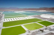 K&uuml;nstlich angelegte Pools zur Verdampfung von lithiumhaltigem Grundwasser in der Salar de Atacama W&uuml;ste in Chile. Hier wird ein gro&szlig;er Teil des weltweiten Lithiums gewonnen.