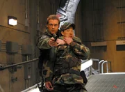 Daniel (Michael Shanks, li.) rastet aus und nimmt einen Soldaten als Geisel.