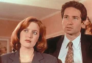 Mulder (David Duchovny, r.) und Scully (Gillian Anderson, l.) wollen es zun&auml;chst nicht glauben, als ihnen ein offenbar hellseherisch begabter Versicherungsvertreter erz&auml;hlt, wo sie die Leiche einer k&uuml;rzlich ermordeten Wahrsagerin finden werden.