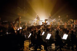 Den Ausgangspunkt von &bdquo;L(oo)ping&ldquo; bildet ein Konzert, das der Elektromusik-Komponist Rone im Dezember 2022 mit dem Orchestre National de Lyon einspielte.