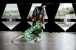 F&uuml;nf bei der Auff&uuml;hrung anwesende Personen haben zu Rones Musik eine ganz besondere Choreographie erdacht.