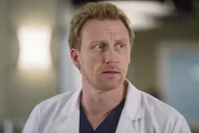 W&auml;hrend sich Owen (Kevin McKidd) bei Amelia f&uuml;r sein Verhalten entschuldigen m&ouml;chte, realisiert Maggie, dass sich etwas zwischen ihr und Andrew ver&auml;ndert hat ...