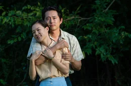 Jacob (Steven Yeun) und Monica (Han Ye-ri) halten sich fest umschlungen &ndash; ein seltenes, stilles Innehalten inmitten ihrer Anstrengungen, den gemeinsamen Traum von wirtschaftlicher Unabh&auml;ngigkeit nicht aus den Augen zu verlieren.