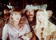 MacGyver (Richard Dean Anderson, M.) ist hilflos. Da n&uuml;tzt auch sein Schweizer Messer nichts.