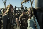 v.li.: Capt. Jack Sparrow (Johnny Depp), Marty (Martin Klebba), Scrum (Stephen Graham), Carina Smyth (Kaya Scodelario)