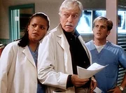 Amanda (Victoria Rowell, l.), Mark (Dick Van Dyke, M.) und Jesse (Charlie Schlatter, r.) wundern sich &uuml;ber einen seltsamen Patienten.