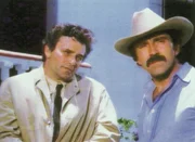 Lt. Sanchez (Pedro Armendariz Jr., re.) erhofft sich durch Lt. Columbo (Peter Falk) Hilfe in einem schwierigen Fall.