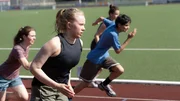 Die 14-j&auml;hrige Anne (Johanna G&ouml;tting, 2. von links) tritt beim Lauftraining gegen Faried (Zahel Anwary, rechts) aus Afghanistan an. Annes Freundinnen Dalia (Stella Sp&ouml;rrle, 2. von rechts) und Marie (Smilla Kr&uuml;ger) sind ebenfalls beim Rennen dabei.