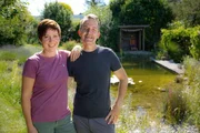 Nicole Egloff und Philipp Ammann in ihrem Do-it-yourself-Garten in Nunningen (SO)