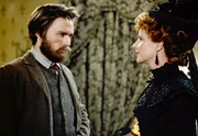 Die wohlhabende Mrs. Scott (Rachel Griffiths) f&uuml;rchtet den Banditen Ned Kelly (Heath Ledger), aber sie bewundert ihn auch.