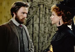 ARD GESETZLOS - DIE GESCHICHTE DES NED KELLY (ned kelly), AUS/GB/F 2003, Regie Gregor Jordan, am Samstag (19.01.13) um 01:40 Uhr im Ersten. Die wohlhabende Mrs. Scott (Rachel Griffiths) f&uuml;rchtet den Banditen Ned Kelly (Heath Ledger), aber sie bewundert ihn auch.