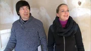 Beim ersten Rundgang durch das Haus er&ouml;ffnen sich den beiden Experten Eva Brenner und John Kosmalla die vielen M&auml;ngel