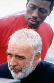 Zusammen mit dem eigenwilligen Asienspezialisten John Connor (Sean Connery, u.), geht Detective Smith (Wesley Snipes) dem Mordfall auf den Grund.