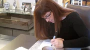 Claudia schreibt Zettelbotschaften