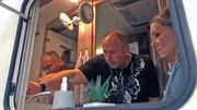 Sascha und Nicole Fingerhuth k&auml;mpfen nicht nur gegen Insekten, sie haben auch ein Wasserproblem