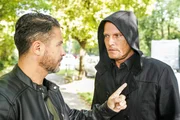 Entschieden macht Simon (Roberto Thoenelt, r.) Tarek (Haydar Kizay) klar, dass er seinen Teil des Deals erf&uuml;llt hat.
