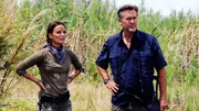Fiona Glenanne (Gabrielle Anwar) und Sam Axe (Bruce Campbell) verfolgen einen Verd&auml;chtigen bis in ein hochgesichtertes Milit&auml;rcamp.