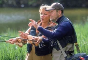 Bernd Kr&uuml;ger (Udo Schenk, r.) erkl&auml;rt Nikola (Mariele Millowitsch, l.) die Feinheiten des Angelsports.