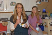 Maren (Eva Mona Rodekirchen, li.) ahnt, dass Lilly (Iris Mareike Steen) ihr etwas verheimlicht.