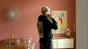 Jonathan Angeli in einer &Uuml;bergangs-Wohnung.