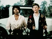 Jason Walton (Jon Walmsley, r.) unterst&uuml;tzt Verdie (Lynn Hamilton, l.), seine Nachbarin und Freundin der Familie, bei ihren Nachforschungen nach ihren Vorfahren.