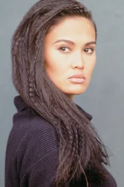 Warum hat die Computerexpertin Jingo Asakuma (Tia Carrere) das Belastungsmaterial manipuliert.
