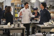 F&uuml;r Max (Kat Dennings, l.) verl&auml;uft der erste Schultag in der Pastry School nicht gerade perfekt, und Chefkoch Nicolas (Gilles Marini, M.) f&uuml;hlt sich vom Klassenclown Deke (Eric Andre, r.) nicht ernstgenommen ...