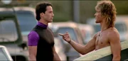 FBI-Agent Johnny Utah (Keanu Reeves, li.) ist fasziniert von der Surfer-Szene und dem charismatischen Bodhi (Patrick Swayze)