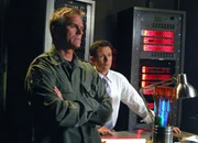 Dr. Lee zeigt General O'Neill (Richard Dean Anderson, li.) und dessen Assistenten Gilmor (David Kaufman, re.) welche Gefahr das ZPM darstellt...