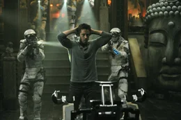 Kaum wird sein gr&ouml;&szlig;ter Traum wahr, da ger&auml;t Douglas Quaid (Colin Farrell, M.) auch schon ins Visier skrupelloser Kr&auml;fte, die alles versuchen, um ihn ins Jenseits zu bef&ouml;rdern ...
