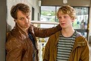 Stefan (Hendrik Duryn, l.) steht seinem Sch&uuml;ler Fabian (Paul Falk) bei, der von seinem Vater ins Internat geschickt werden soll.