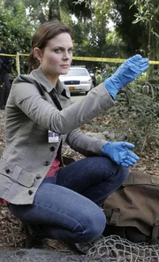 Dr. Temperance Brennan (Emily Deschanel) muss den Tod einer Studentin untersuchen, die von einem Alligator gefressen wurde.    +++