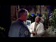 Dr. Lee (Bill Dow, re.) ist begeistert vom Pflanzenwachstum, stolz zeigt er General O'Neill (Richard Dean Anderson, li.) die Forschung...
