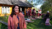Bettany Hughes trifft die Frauen der Insel Kihun. Die Insel ist bekannt für ihre meist weibliche Bevölkerung. Bettany Hughes trifft die Frauen der Insel Kihun. Die Insel ist bekannt für ihre meist weibliche Bevölkerung.