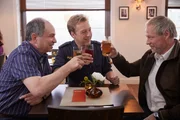 Polizist Michi Mohr (Max M&uuml;ller, M.) und seine Kegelbr&uuml;der Jakob Friedel (Matthias Kupfer, l.) und Hubertus Kreindl (Wowo Habdank, r.) sind &uuml;berzeugt, dass sie trotz des verlorenen Spiels nicht mit der Damenmannschaft wandern gehen, sondern in den Biergarten.