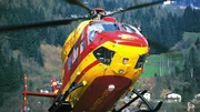 Medicopter 117 beim Anflug auf die Basis, im Helicopter sitzen v.li.: Biggi Schwerin (Sabine Petzl) und der Originalpilot (Hans Ostler), der Ralf Staller doubelt