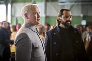 Besteht tats&auml;chlich eine Verbindung zwischen Damien Darhk (Neal McDonough, l.) und Vandal Savage (Casper Crump, r.)?