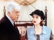 Dr. Sloan (Dick Van Dyke, l.) tr&ouml;stet die Witwe des ermordeten Rockstars, Tara (Michelle Rene Thomas, r.).