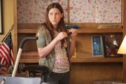 Beim Ausmisten stolpert Sue (Eden Sher) &uuml;ber ihre alten Lockenwickler, von denen sie sich einfach nicht trennen kann ...