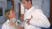 Nikola (Mariele Millowitsch) testet Dr. Schmidts (Walter Sittler) Tierliebe.
