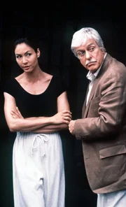 Mark (Dick Van Dyke, r.) mit seiner Tai-Chi-Lehrerin Joon-Li (Angela Harry, l.).