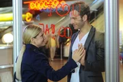 Anna (Jeanette Biedermann, l.) schl&auml;gt das Angebot, Enrique (Jacob Weigert, r.) nach New York zu begleiten aus, macht ihm aber am Flughafen eine r&uuml;hrende Liebeserkl&auml;rung ...