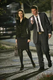 Brennan (Emily Deschanel) und Booth (David Boreanaz) ermitteln in einem Fall, in dem die T&auml;ter &Auml;hnlichkeiten mit den M&ouml;rdern aus Brennans neuem  Bestseller aufweisen.