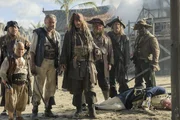 (v.l.n.r.): Scrum (Stephen Graham); Marty (Martin Klebba); Joshamee Gibbs (Kevin R. McNally); Captain Jack Sparrow (Johnny Depp); Bollard (Danny Kirrane); Cremble (Adam Brown); Pike (Delroy Atkinson)