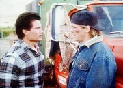 MacGyver (Richard Dean Anderson, re.) stellt Hector (li.) zur Rede. Hat er seinen Freund ermordet?