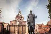 Statue von Julius Cäsar mit der Kirche San Luca e Martina im Hintergrund eine Bronzereplik der Statue auf dem Kapitol Statue von Julius Cäsar mit der Kirche San Luca e Martina im Hintergrund eine Bronzereplik der Statue auf dem Kapitol