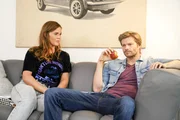 Robert (Felix Maximilian) berichtet Melanie (Marie No&eacute;), dass er ern&uuml;chtert die Suche nach dem Spion in den eigenen Reihen aufgibt.